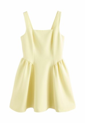 Bezrekawowa blada żółta sukienka z kwadratowym dekoltem i marszczonym, rozkloszowanym dołem, zaprezentowana na płasko na białym tle.