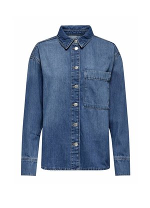 Denim overhemd in middelblauw met een knoopsluiting aan de voorkant, kraag, een borstzak en lange mouwen met knopen bij de manchetten.