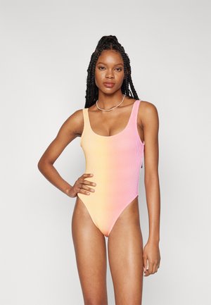 Geribbelde een-delige zwemoutfit met een ombre-gradiënt van geel naar roze. Het heeft een ronde hals en brede schouderbanden.