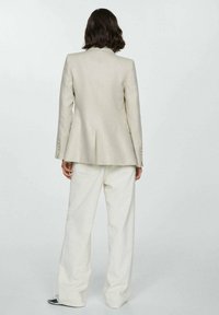 Mango Kratka jakna - sand