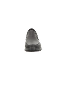 Zapato negro de tipo slip-on con parte superior de cuero suave, punta redondeada, tacón bajo y suela de goma texturizada. Diseño sencillo sin marcas visibles.