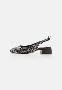 Mustat slingback-kengät, joissa on pyöreä kärki, koristeltu hopeisilla niiteillä, keskipitkä lohkare korko ja teksturoitu päällinen.