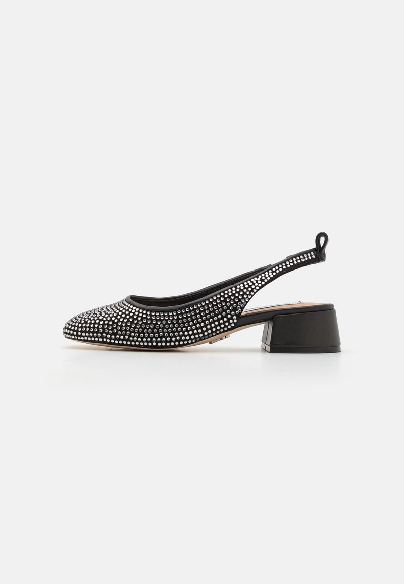 Mustat slingback-kengät, joissa on pyöreä kärki, koristeltu hopeisilla niiteillä, keskipitkä lohkare korko ja teksturoitu päällinen.