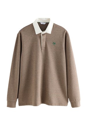 Hnedá rugby košeľa s dlhým rukávom a károvaným vzorom, s bielym golierom a vyšitým zeleným logom "N" na ľavej strane hrudníka.