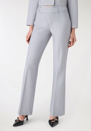 - Spodnie materiałowe