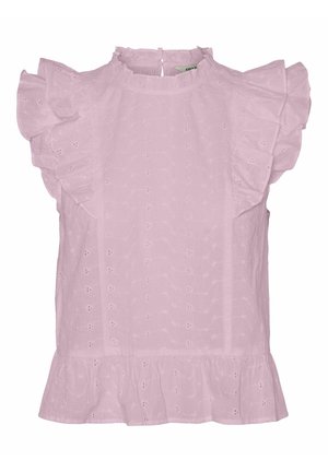Lys rosa bluse med volangermed ruffles, høy hals og teksturert stoff med små blomsterutskjæringer; kanten har en flatterende volangdetalj.
