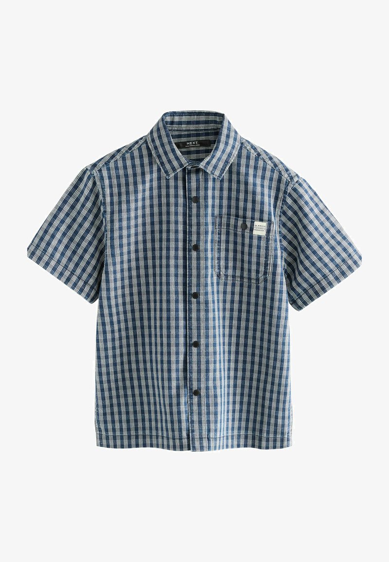 Chemise bleue et blanche à manches courtes avec motif à carreaux et poche avant comportant une petite étiquette blanche.