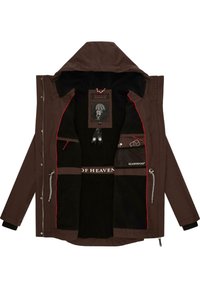 Chaqueta marrón con capucha, forro de forro polar negro, detalles en rojo y múltiples bolsillos interiores. Presenta una etiqueta y cierre de cremallera.