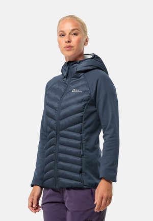 Navyblauwe ritsjack met een capuchon, met een gewatteerde voorpaneel en gladde mouwen. Bevat een geborduurd logo op de borst.