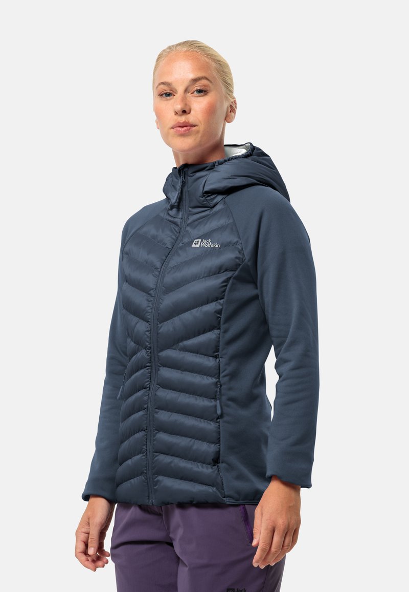 Marineblaue Zip-Jacke mit Kapuze, einem gesteppten Vorderteil und glatten Ärmeln. Enthält ein besticktes Logo auf der Brust.