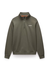 Olivegrøn pullover sweatshirt med halv lynlås krave, blød tekstur og et logo printet på venstre bryst. Har orange accent indeni kraven.