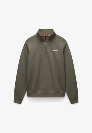 Olivgrüner Pullover mit Reißverschlusskragen, weicher Textur und einem auf der linken Brust aufgedruckten Logo. Besitzt orangefarbene Akzente im Kragen.