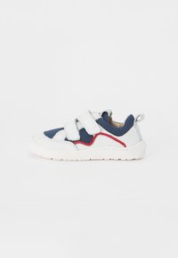 Hvit og marineblå sneaker med røde detaljer, teksturert mesh og lærmaterialer, med to borrelåsremmer og en gummisåle.
