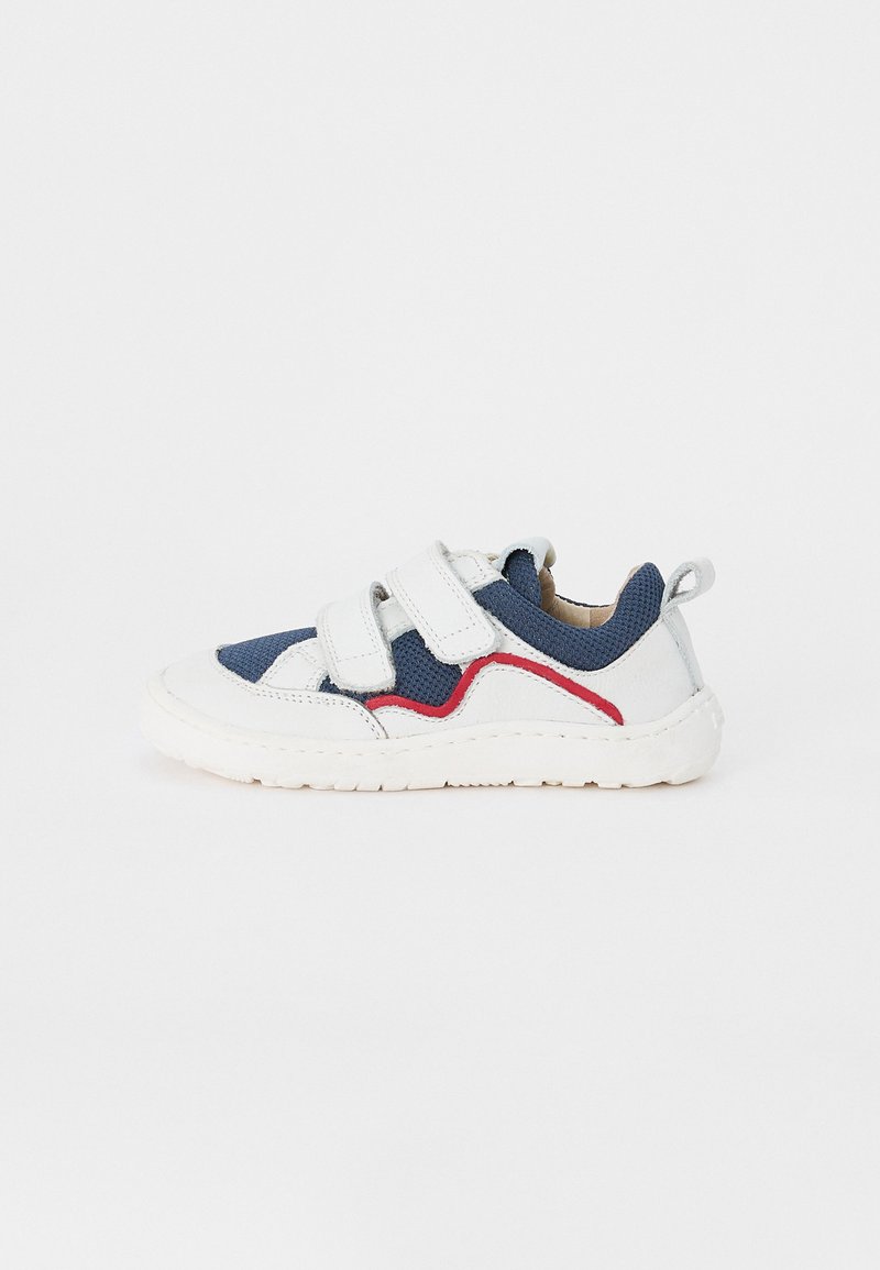Hvit og marineblå sneaker med røde detaljer, teksturert mesh og lærmaterialer, med to borrelåsremmer og en gummisåle.