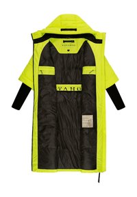 Abrigo acolchado de color amarillo brillante con un interior negro, que presenta detalles en negro, bolsillos con cremallera y una etiqueta en el interior.