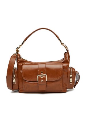 Brązowa skórzana torebka z przednią kieszenią zapinaną na klamrę, dwoma bocznymi komorami na zamek, górnym uchwytem oraz odpinanym paskiem na ramię na białym tle.