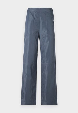 Wide-leg trousers in dark grey, made of smooth fabric. Features two front pockets and stitched detailing along the seams.