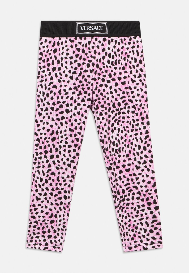 Leggings roses à taches léopard noires avec une ceinture élastique noire ornée d'un patch logo "Versace" blanc.