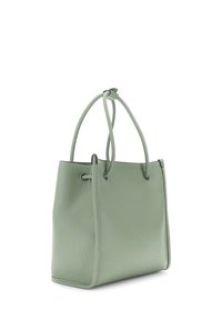 Borsa tote in pelle testurizzata verde chiaro con doppi manici e forma rettangolare strutturata su uno sfondo bianco.