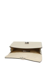 Borsa a mano in pelle beige con una finitura liscia, hardware argentato e chiusura a gancio. L'interno presenta un morbido rivestimento in suede color sabbia.