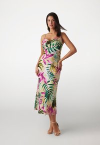 Vestido sin mangas con un fondo floral en tonos pastel, adornado con patrones de hojas en rosa y verde; cuenta con un corsé ajustado y una longitud fluida.