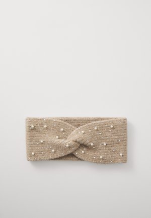Diadema de punto en beige con un diseño retorcido, adornada con perlas sintéticas blancas y pequeñas cuentas plateadas, con una textura acanalada.