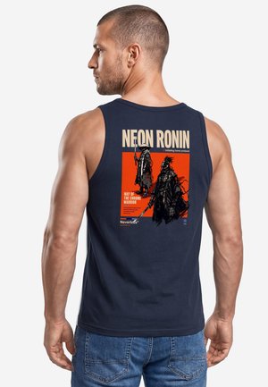 Mann trägt ein dunkelblaues ärmelloses Shirt mit einer Grafik von zwei Samurai-Kriegern und dem Text "NEON RONIN" auf dem Rücken.