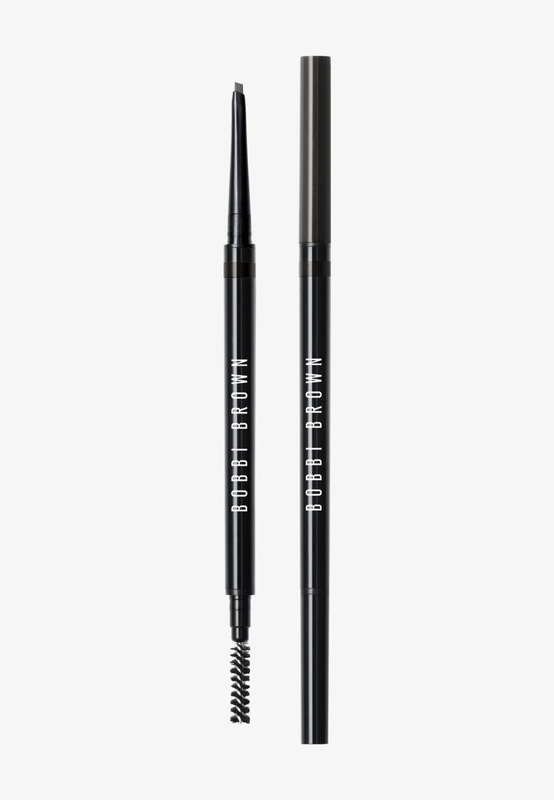 Crayon à sourcils noir avec une pointe biseautée et un goupillon à une extrémité. Présente un texte blanc "BOBBI BROWN" sur le côté. Design compact.