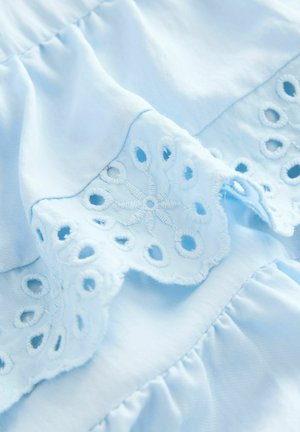 Hele helesinine puuvillakangas, millel on brodeeritud lainelised äärised ringikujuliste lõigatud aukudega ja kihiline volangide disain. Sile tekstuur.