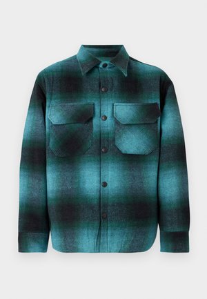 Camicia a quadri in turchese e nero, con due tasche sul petto, chiusura a bottoni, colletto e maniche lunghe con una texture morbida.