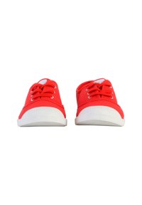 Sneakers di tela rossa con suole in gomma bianca, dotati di lacci e occhielli bianchi, design a punta arrotondata e grip testurizzato sulla suola.