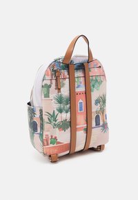 Zaino con tracolle marroni caratterizzato da stampa colorata di piante tropicali e edifici, in posizione verticale su uno sfondo bianco.