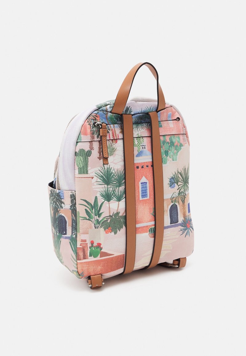 Zaino con tracolle marroni caratterizzato da stampa colorata di piante tropicali e edifici, in posizione verticale su uno sfondo bianco.