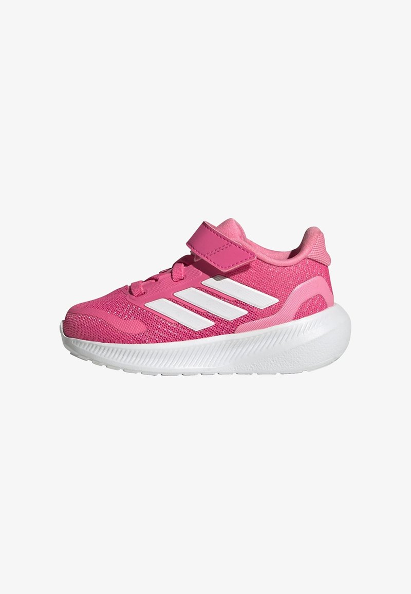 Różowy but sportowy z siateczkowym wierzchem, białymi akcentami, rzepem oraz teksturowaną białą podeszwą. Zaokrąglony czubek i smukły design.