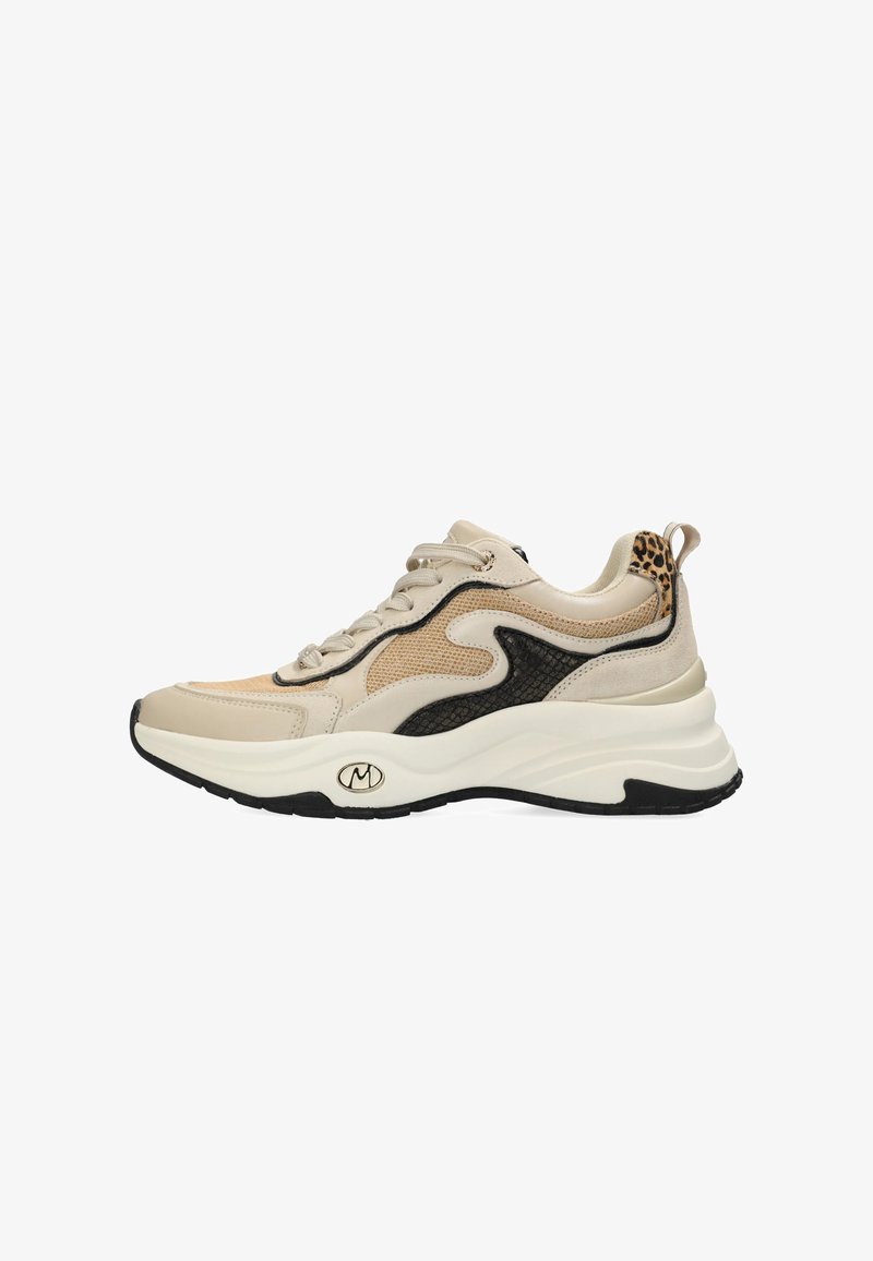 Beige en zwarte sportieve sneakers met mesh- en suèdepanelen, gestructureerde accenten en een witte, dikke zool. Voorzien van een luipaardprintdetail op de hiel.
