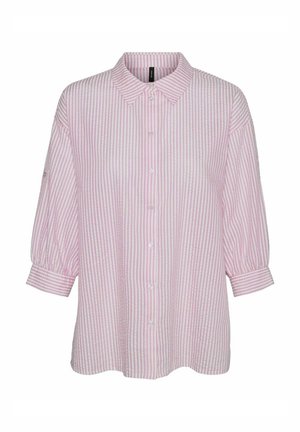 Cămașă cu dungi roz și alb, cu guler, croială lejeră și mâneci în trei sferturi. Materialul pare neted, ușor și moale.