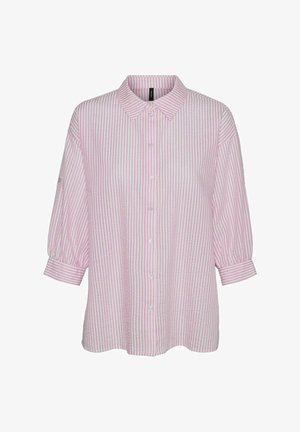 Cămașă cu dungi roz și alb, cu guler, croială lejeră și mâneci în trei sferturi. Materialul pare neted, ușor și moale.