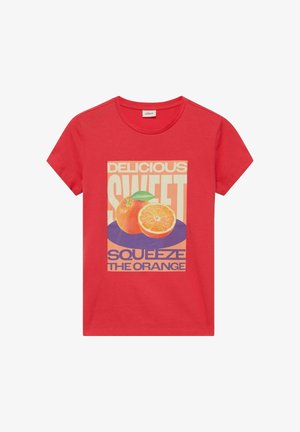 T-shirt rouge à manches courtes avec une illustration graphique d'une orange entière et d'une demi-orange, avec le texte "Delicious Sweet Squeeze The Orange" sur le devant.