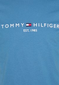 Tommy Hilfiger TOMMY LOGO TEE - T-shirt estampada - dusty indigo