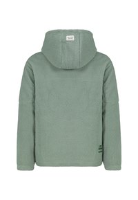 Grüne Fleecejacke mit Kapuze, strukturierte Oberfläche und einem Etikett auf der unteren rechten Seite. Die Rückansicht zeigt ein einfaches Design ohne zusätzliche Merkmale.