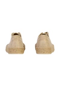 Beige espadrillos gjorda av tyg med jutesulor, med en enkel design och låg profil med minimala sömmar och en mjuk textur.