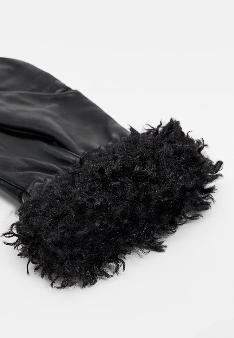 Czarne skórzane rękawiczki z grubą, kręconą czarną futrzaną mankietą. Rękawiczki mają gładkie wykończenie oraz dopasowany kształt dla zapewnienia ciepła.