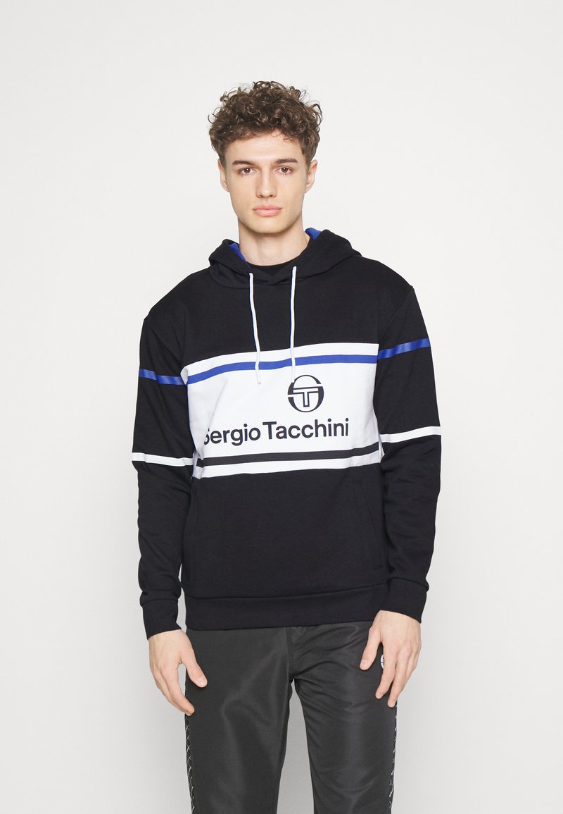 Černá mikina s bílo-modrými horizontálními pruhy. Obsahuje logo na přední straně a kapuci se stahovacími šňůrkami. Vyrobena z měkké látky, má ležérní design.