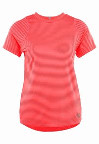 Sportovní tričko s krátkým rukávem v živé korálové barvě s horizontálními pruhy, s kulatým výstřihem a mírně zakřiveným lemem. Vyrobeno z lehkého materiálu.