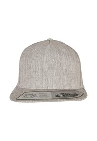 Grå snapback kasket lavet af meleret stof med en flad skygge. Har ventilationsøjer og en label på undersiden af skyggen.