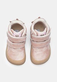 Un paio di scarpe per toddler rosa con doppie cinghie in Velcro e suole in gomma marrone, viste dall'alto su uno sfondo bianco.