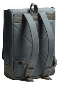 Zaino in tessuto grigio con design trapuntato, dotato di spallacci imbottiti e base resistente. Include una maniglia superiore per un trasporto facilitato.