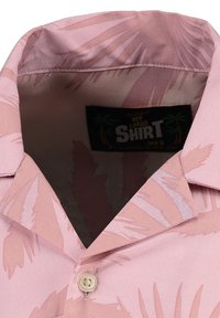 Kurzarmhemd in zartem Rosa mit einem dezenten Palmblattmuster, ausgestattet mit einen spitzen Kragen, Knopfverschluss und einem Stoffetikett innen.