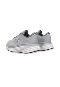 Zapatillas deportivas grises con una parte superior de malla transpirable, acentos laterales texturizados y una entresuela blanca acolchada, con una suela exterior de goma negra.