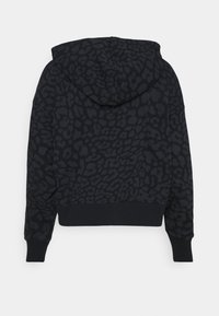 Sudadera negra con un patrón de leopardo texturizado, que cuenta con capucha, puños acanalados y un diseño corto. Material suave y corte relajado.